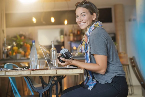 Jonge Vrouw Koffieshop Met Camera Laptop — Stockfoto