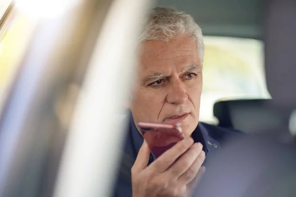 Passeggero Seduto Sul Sedile Posteriore Del Taxi Utilizzando Smartphone — Foto Stock