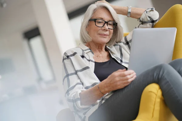 Avslappnad Modern Senior Kvinna Hemma Dator — Stockfoto