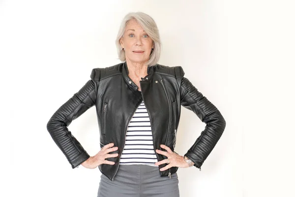 Cool Senior Vrouw Geïsoleerde Witte Achtergrond Lederen Jas — Stockfoto