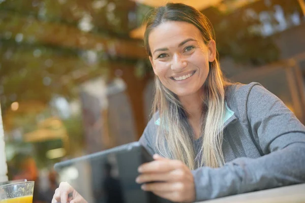 Vrouw Zitten Een Koffieshop Met Haar Tablet — Stockfoto