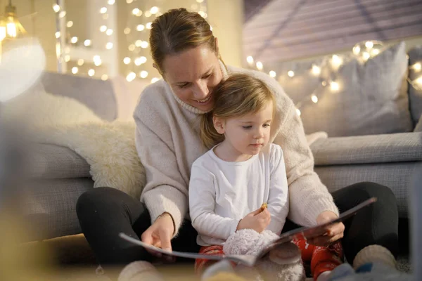 Уютная Мать Дочь Читают Сказку Дома — стоковое фото