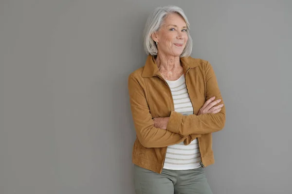 Moderna Senior Kvinna Ler Isolerade Grå Bakgrund — Stockfoto