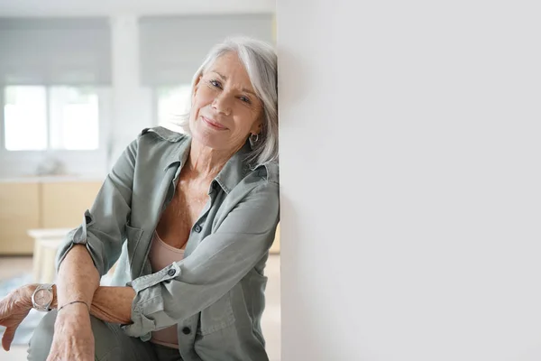 Schöne Entspannte Ältere Frau Sitzt Hause — Stockfoto