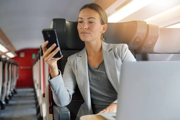 Geschäftsfrau Der Ersten Klasse Zug Schaut Aufs Handy — Stockfoto