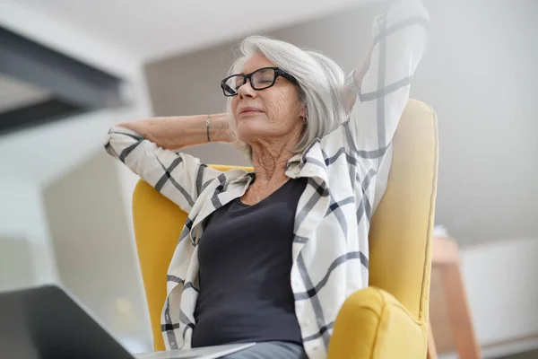 Ontspannen Moderne Senior Vrouw Thuis Computer — Stockfoto