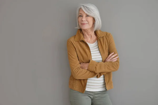 Mulher Sênior Moderna Sorrindo Fundo Cinza Isolado — Fotografia de Stock