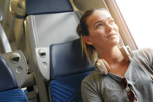 Junge Frau Entspannt Sich Zug — Stockfoto