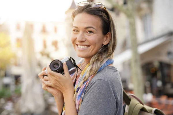 Atractiva Joven Mujer Tomando Fotografías Slr —  Fotos de Stock