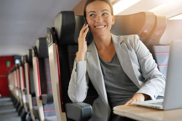 Zakenvrouw Telefoon Trein — Stockfoto