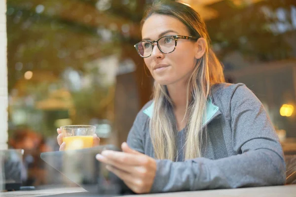 Vrouw Een Koffieshop Met Haar Tablet — Stockfoto