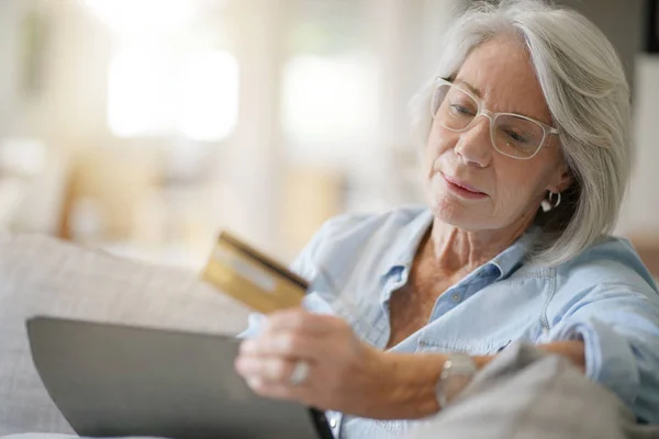 Mujer Mayor Casa Con Tabletas Compras Línea —  Fotos de Stock