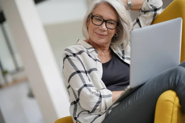 Ontspannen Moderne Senior Vrouw Thuis Computer — Stockfoto