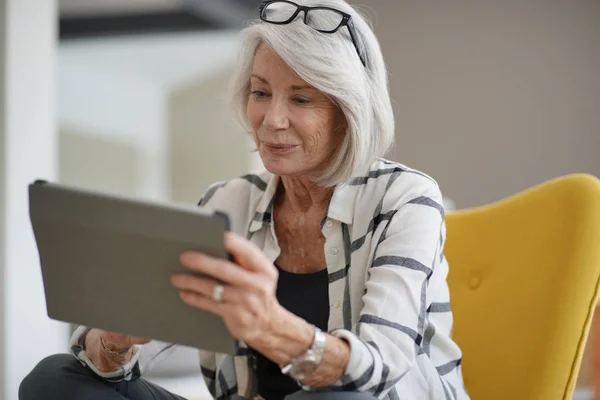 Mulher Idosa Sofisticada Casa Com Tablet — Fotografia de Stock