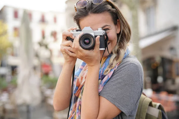 Młoda Kobieta Fotografowanie Slr — Zdjęcie stockowe