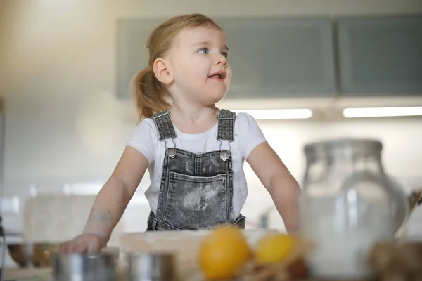 Happy Child Baking Home — Stock Photo, Image