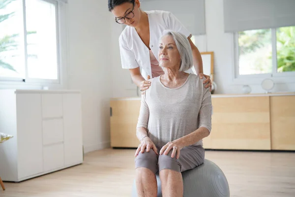 Starší Žena Cvičení Její Fyzioterapeut Švýcarské Míč — Stock fotografie