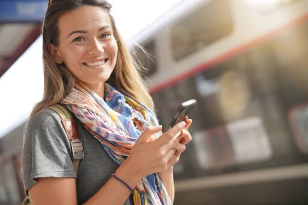 Young Woman Train Station Cellphone — Stock Photo, Image