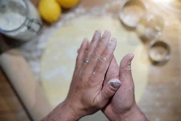 Közelkép Baker Kezét Fenti Összetevők Sütés — Stock Fotó