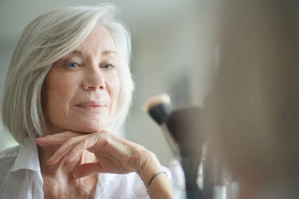 Attractive Senior Woman Looking Mirror — Stock Photo, Image