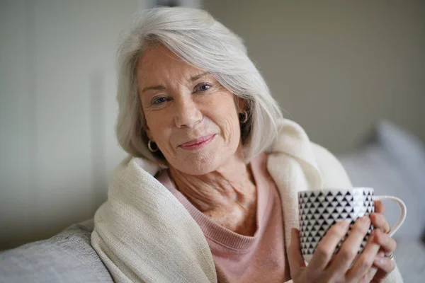 Gezellige Zoek Senior Vrouw Thuis Met Warme Dranken — Stockfoto