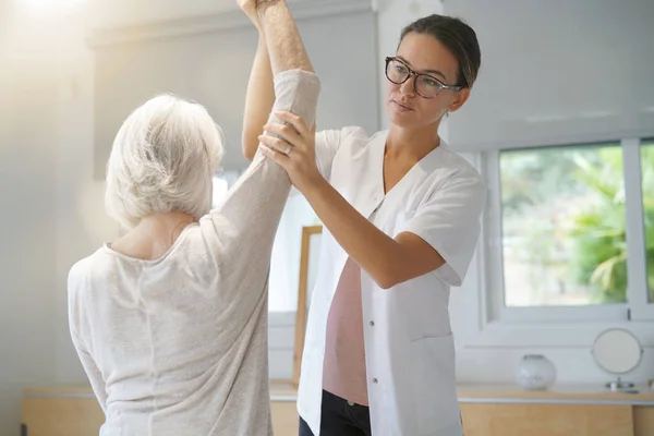 Senior Vrouw Met Haar Fysiotherapeut — Stockfoto