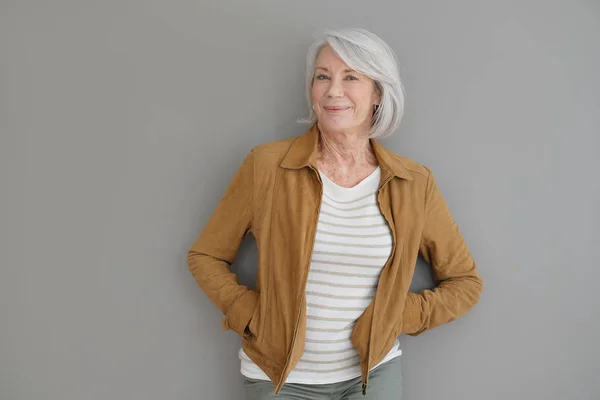 Mulher Sênior Moderna Sorrindo Fundo Cinza Isolado — Fotografia de Stock