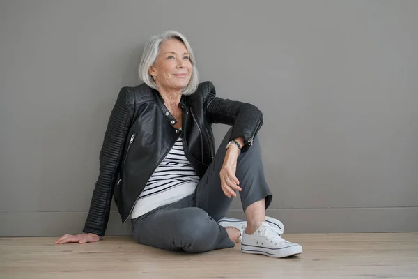 Femme Âgée Moderne Assise Intérieur Avec Une Veste Cuir — Photo