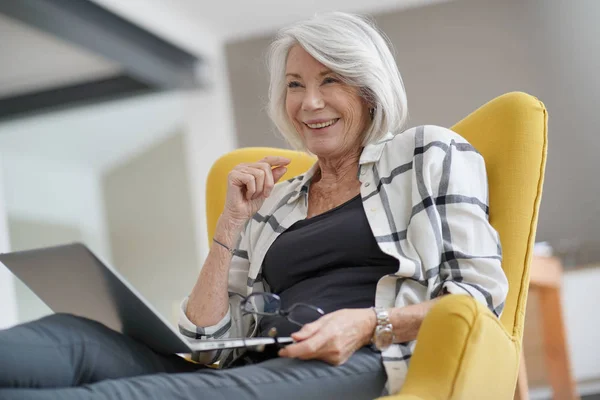 Relaxed Modern Senior Woman Home Computer — Stock Photo, Image