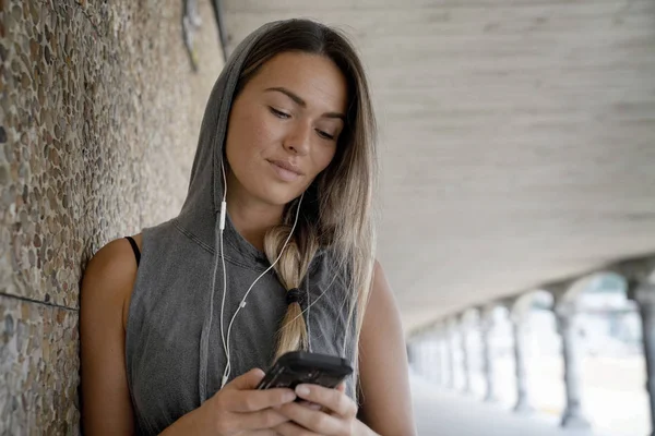 Jovem Mulher Sportswear Ouvindo Música — Fotografia de Stock