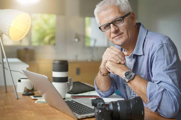 Ofiste Çalışan Olgun Fotoğrafçı — Stok fotoğraf