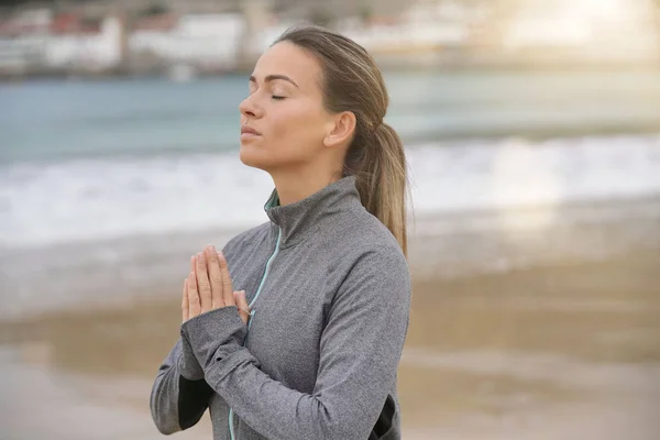 Woman Meditating Sportswear Beach — Stock Photo, Image