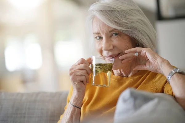 Schöne Seniorin Hause Mit Einer Tasse Losem Blatttee — Stockfoto