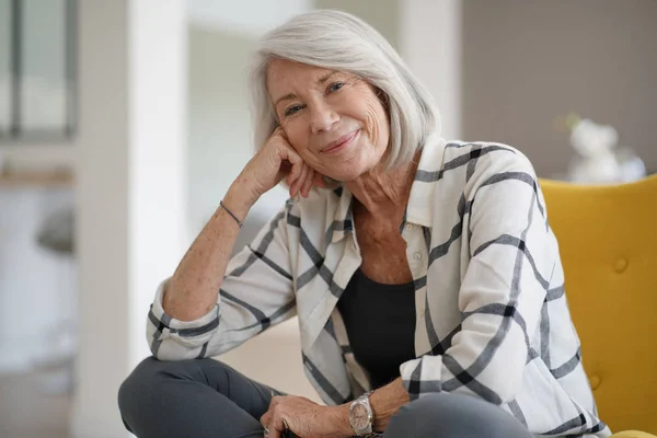 Elegante Mujer Mayor Sentada Casualmente Interior Sonriendo —  Fotos de Stock