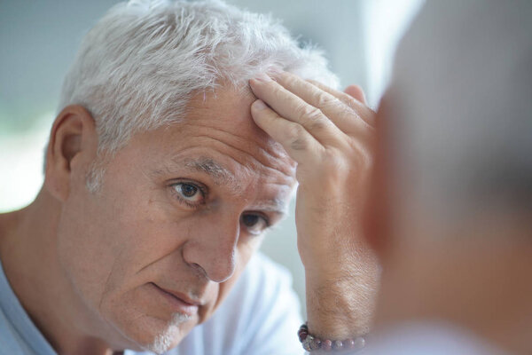 Старший мужчина лечения выпадения волос
