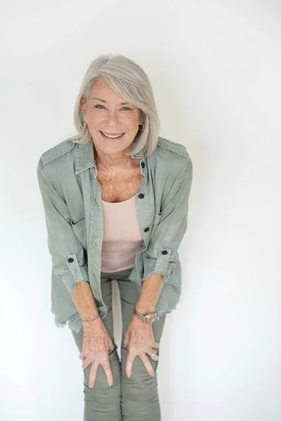 Mooie Senior Vrouw Die Lacht Geïsoleerde Witte Achtergrond — Stockfoto