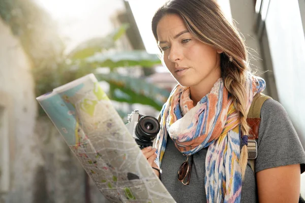 地図を見て旅行の若い女性 — ストック写真