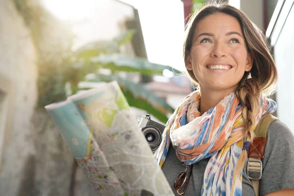 Junge Frau Mit Karte Unterwegs — Stockfoto