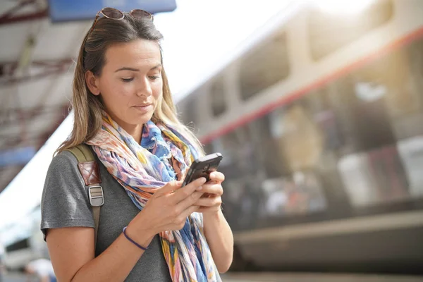 Junge Frau Wartet Auf Zug Und Schaut Aufs Handy — Stockfoto