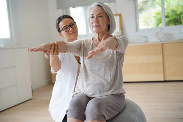 Mujer Mayor Haciendo Ejercicio Con Fisioterapeuta Pelota Suiza — Foto de Stock