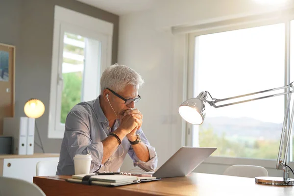 Volwassen Man Die Werkt Office — Stockfoto