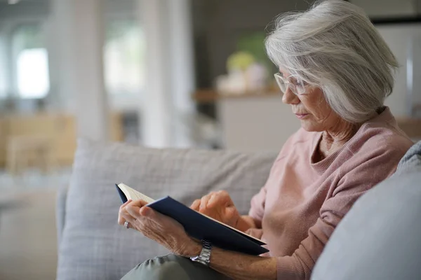 Mujer Mayor Leyendo Sofá Casa — Foto de Stock