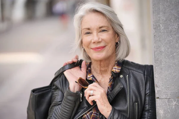 Retrato Una Mujer Mayor Moderna Ciudad Con Chaqueta Cuero — Foto de Stock