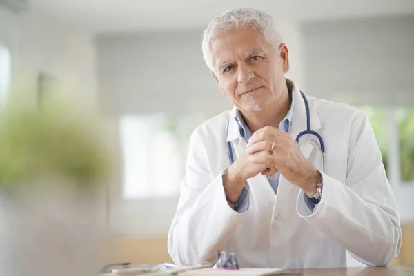 Portrait Smiling Mature Doctor Looking Camera — Stock Photo, Image