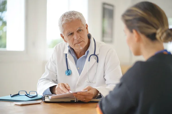 Doctor Hablando Con Paciente Consultorio —  Fotos de Stock