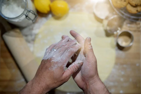 Primer Plano Las Manos Del Panadero Por Encima Los Ingredientes — Foto de Stock