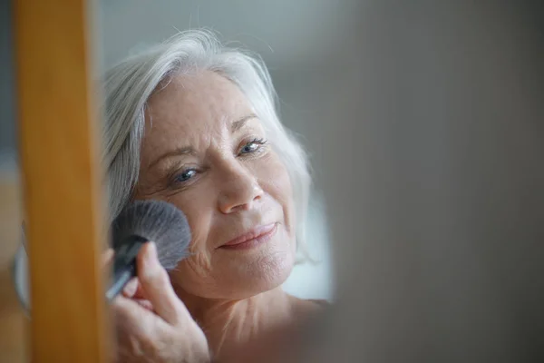 Güzel Yaşlı Kadın Makyaj Uygulanması — Stok fotoğraf