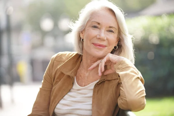 Mooie Senior Vrouw Zittend Bankje Buiten — Stockfoto