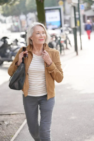 Atrakcyjna Kobieta Senior Idąc Przez Miasto — Zdjęcie stockowe