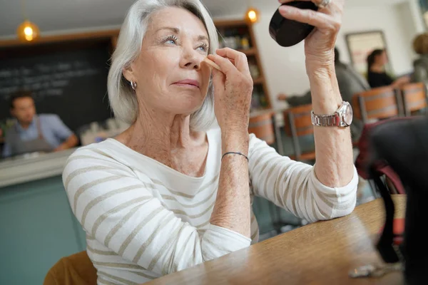 Mulher Sênior Atraente Tocando Maquiagem Restaurante — Fotografia de Stock